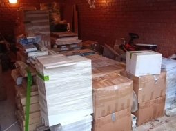 Загрузили вещи в машину из гаража